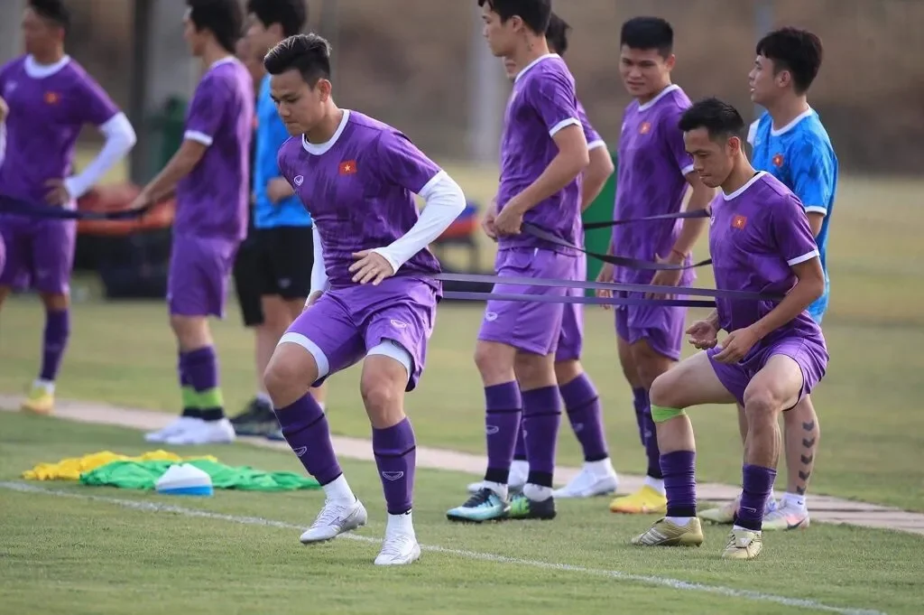 HLV Kim Sang-sik tăng cường chiều cao trong vòng cấm cho đội tuyển Việt Nam